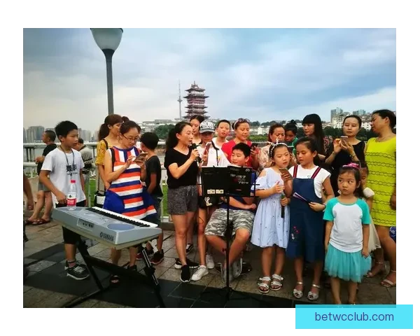 艾维街头演讲引关注 手持麦克风与路人分享独到见解与生活感悟